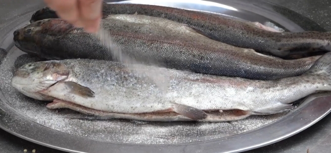 Горячее копчение рыбы дома без коптильни - Статьи о рыбалке