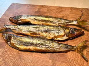 Шашлычок из толстолобика холодного копчения: Корюшка х/к (крупная)